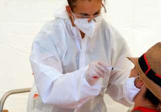 Photo d'illustration: un test au coronavirus dans la ville de Saint Jean de Luz le 27 juillet 2020.