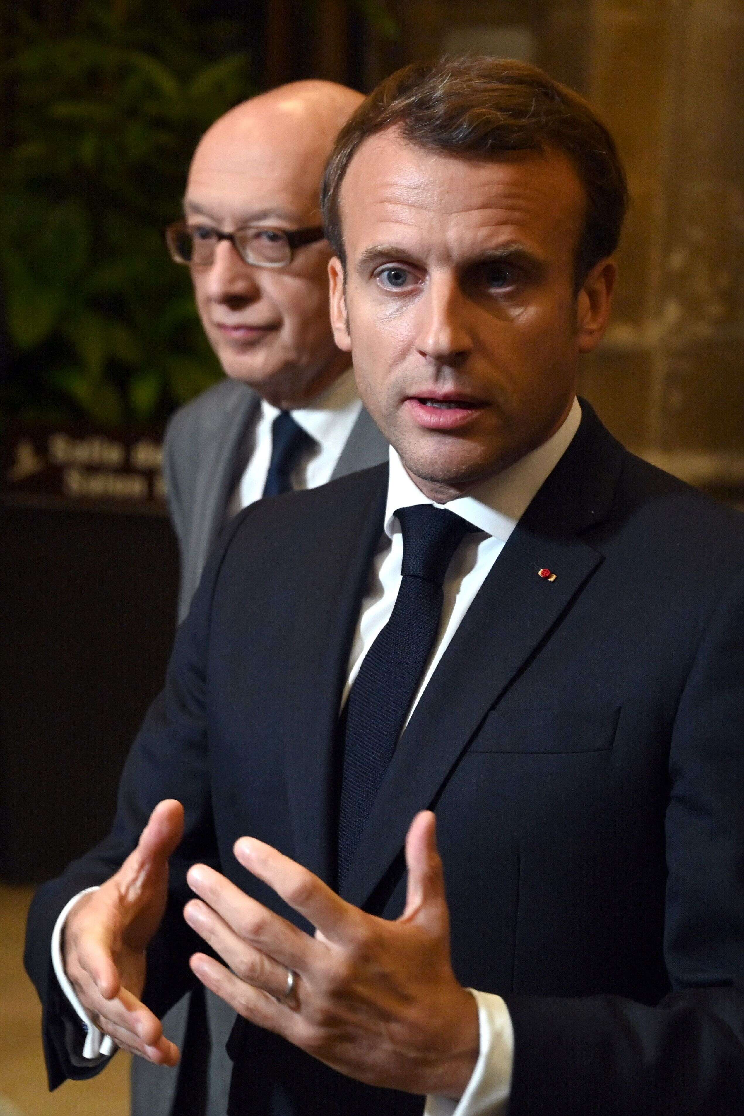 Emmanuel Macron répondant aux questions des journalistes auprès du maire de Rouen, Yvon Robert, à la suite de leur rencontre le 30 octobre 2019.