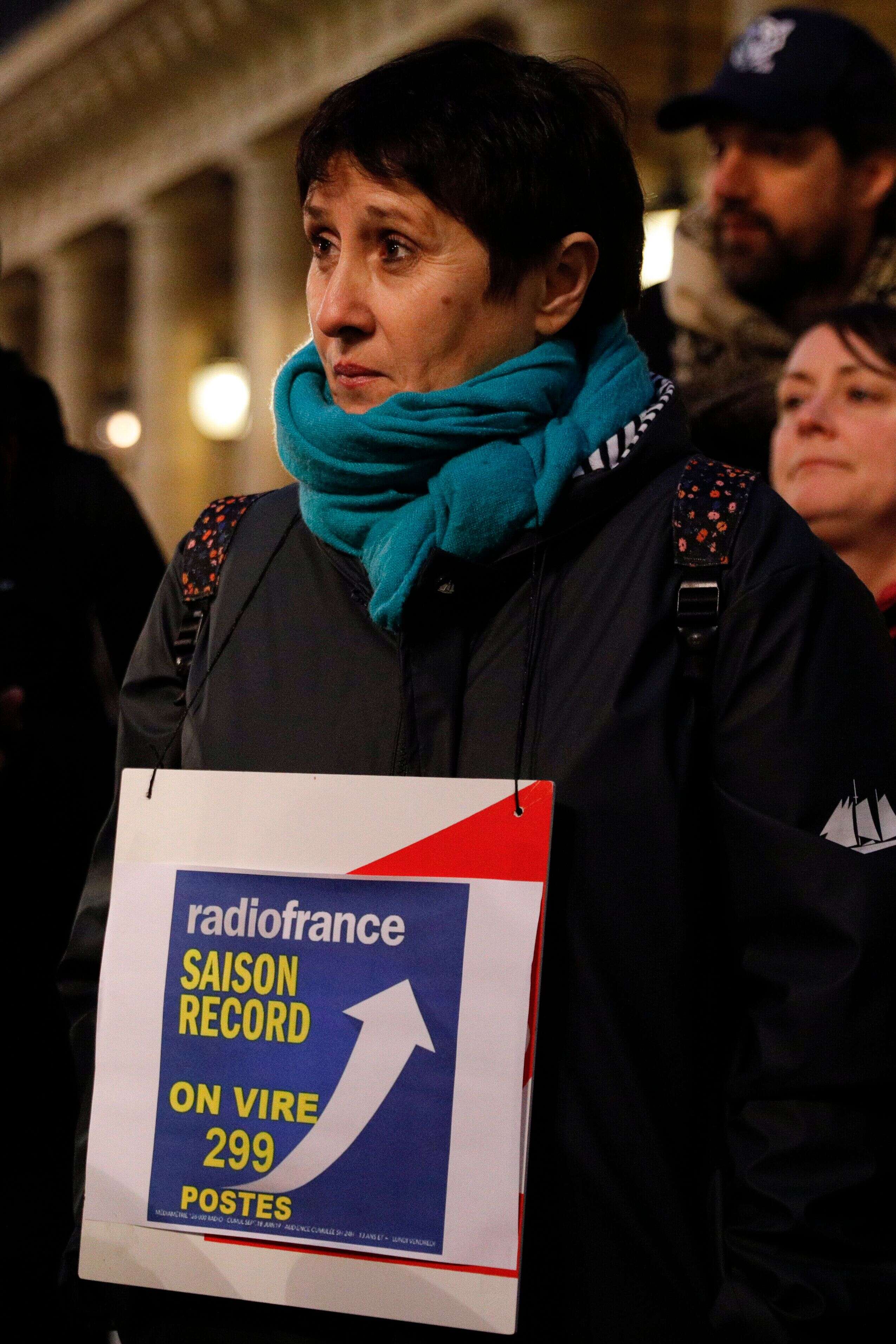 Une pancarte des employés de Radio France manifestant près du Ministère de la Culture contre le plan de suppression d'emplois, à Paris, le 29 novembre 2019.
