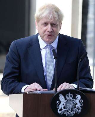 Boris Johnson, admis en soins intensifs, remplacé par son ministre des Affaires étrangères
