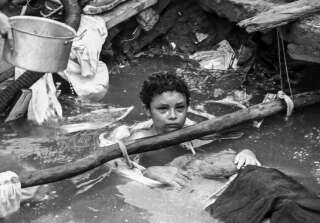Omayra Sanchez, 13 ans, coincée en Colombie après l'érptuion d'un volcan, le 15 novembre 1985.