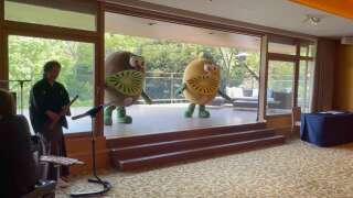 Les deux mascottes de kiwis qui ont accueilli Jacinda Ardern lors de son voyage au Japon ce jeudi 21 avril.