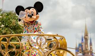 Le personnage de Mickey devant le château de Walt Disney World à Orlande en Floride, le 2 juillet 2020.