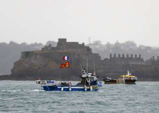 Des bateaux de pêche manifestent au port de Saint-Helier à Jersey pour protester contre les conditions de pêche imposées aux marins français après le Brexit
