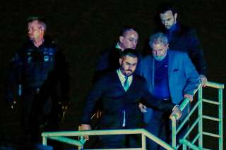 Brésil: L'ex-président Lula s'est finalement rendu à la police et a passé sa première nuit en prison