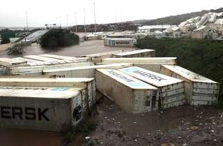 À Isipingo, au sud de Durban, en Afrique du Sud, des conteneurs emportés par les inondations se sont accumulés sous la force de l'eau.