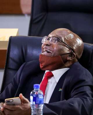 L'ancien président d'Afrique du Sud, Jacob Zuma, ici photographié en novembre dernier alors qu'il faisait face à une commission d'enquête travaillant sur son mandat, fait face à une requête pour le moins inhabituelle de la part de la justice de son pays, qui veut le faire condamner pour des faits graves de corruption.