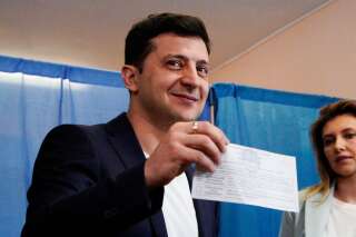 Ukraine: Le comédien Volodymyr Zelensky largement élu président, selon les premières estimations