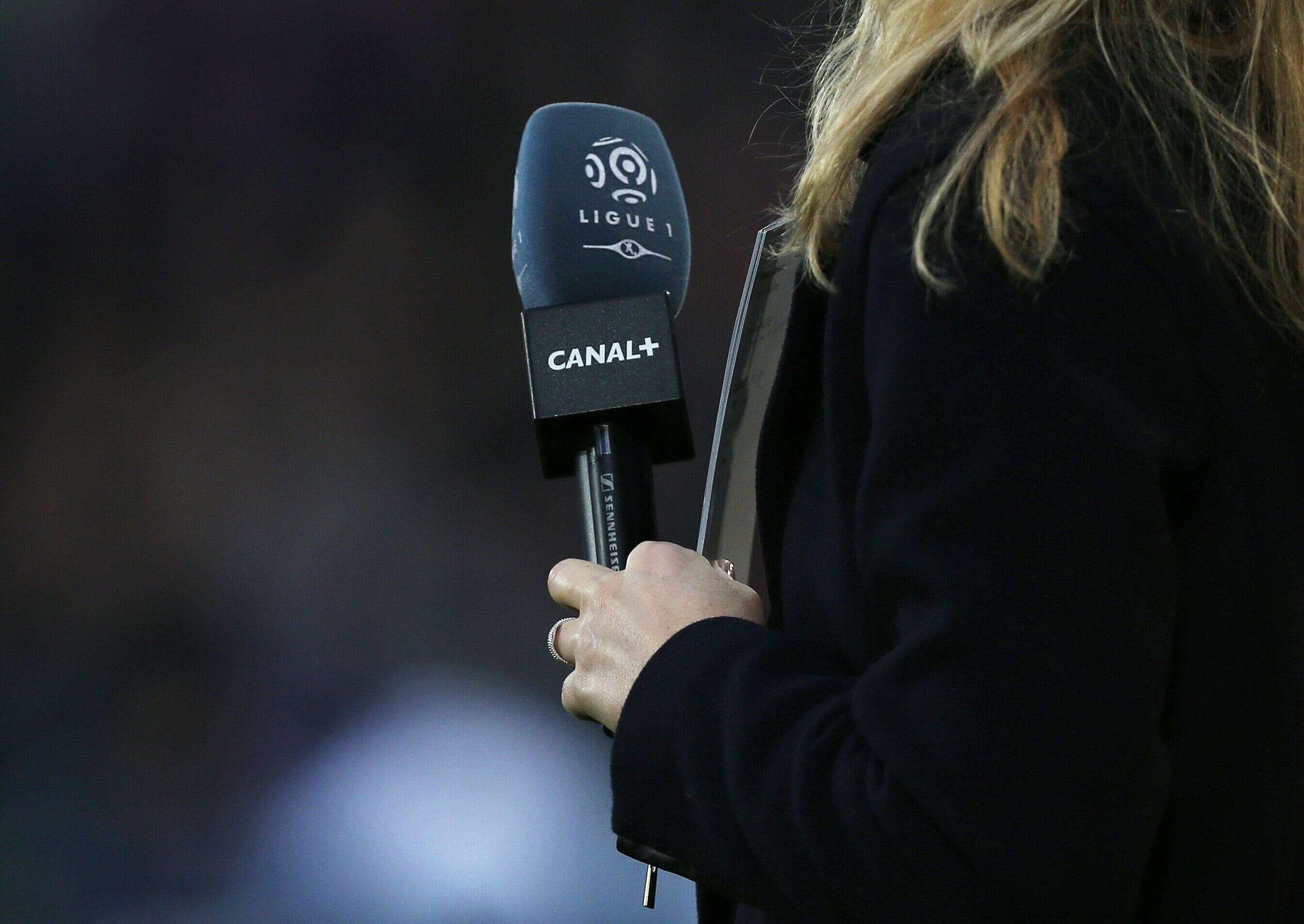Canal+ joue son va-tout pour renégocier le prix de la Ligue1 à la baisse (photo d'illustration: une journaliste tient un micro Canal+ lors d'un match de Ligue 1 en 2015 à Caen)