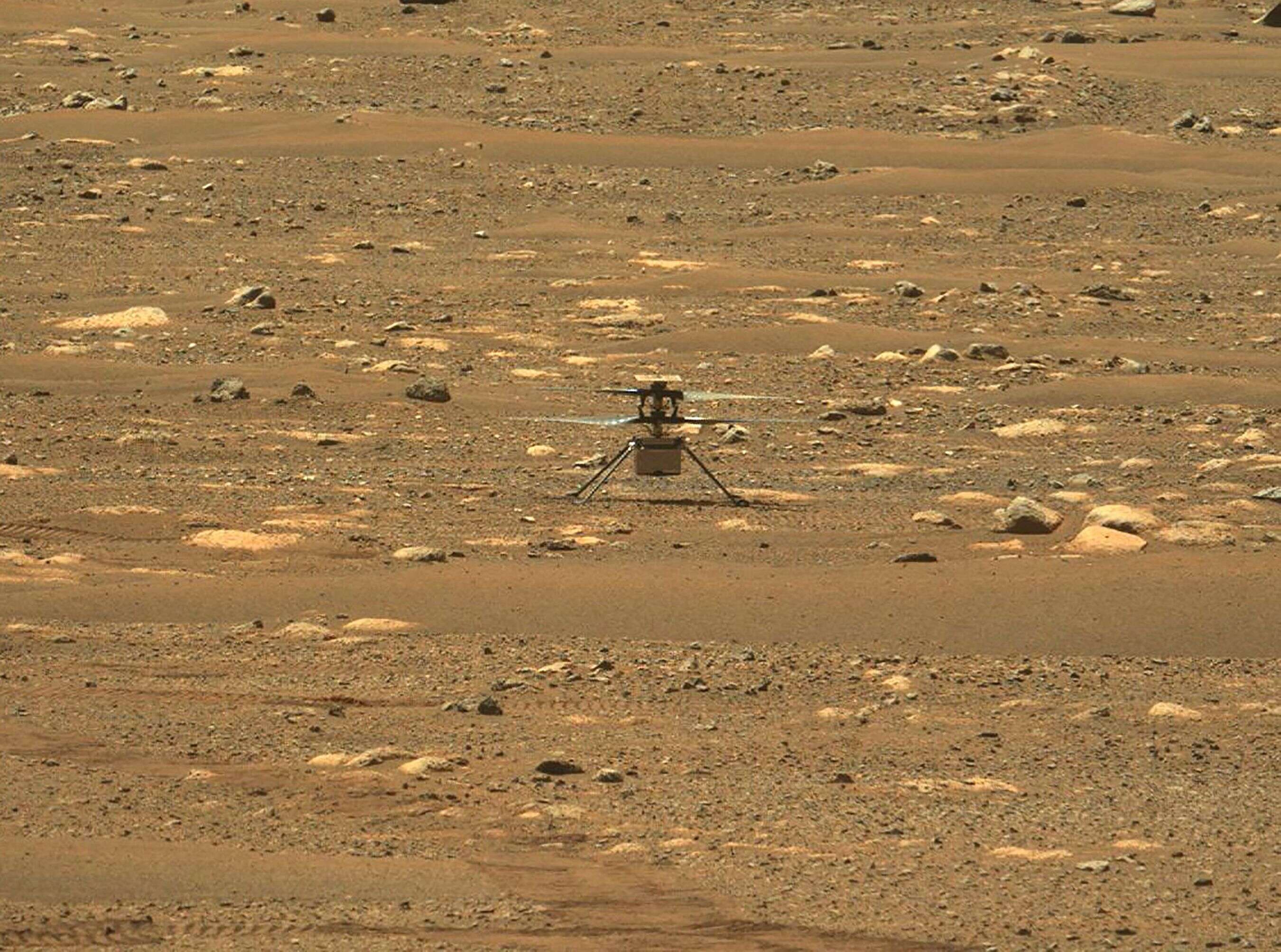 Vendredi 7 mai, la Nasa a rendu public pour la première fois l'enregistrement du son causé par les pales de l'hélicoptère Ingenuity sur Mars durant son vol. Les chercheurs ne savaient pas si l'atmosphère de la planète permettrait de capter un tel son.