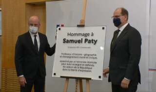 Ce samedi 16 octobre, un an après l'assassinat de Samuel Paty à Conflans-Sainte-Honorine, le Premier ministre Jean Castex et son ministre de l'Éducation Jean-Michel Blanquer ont dévoilé une plaque en hommage à l'enseignant.
