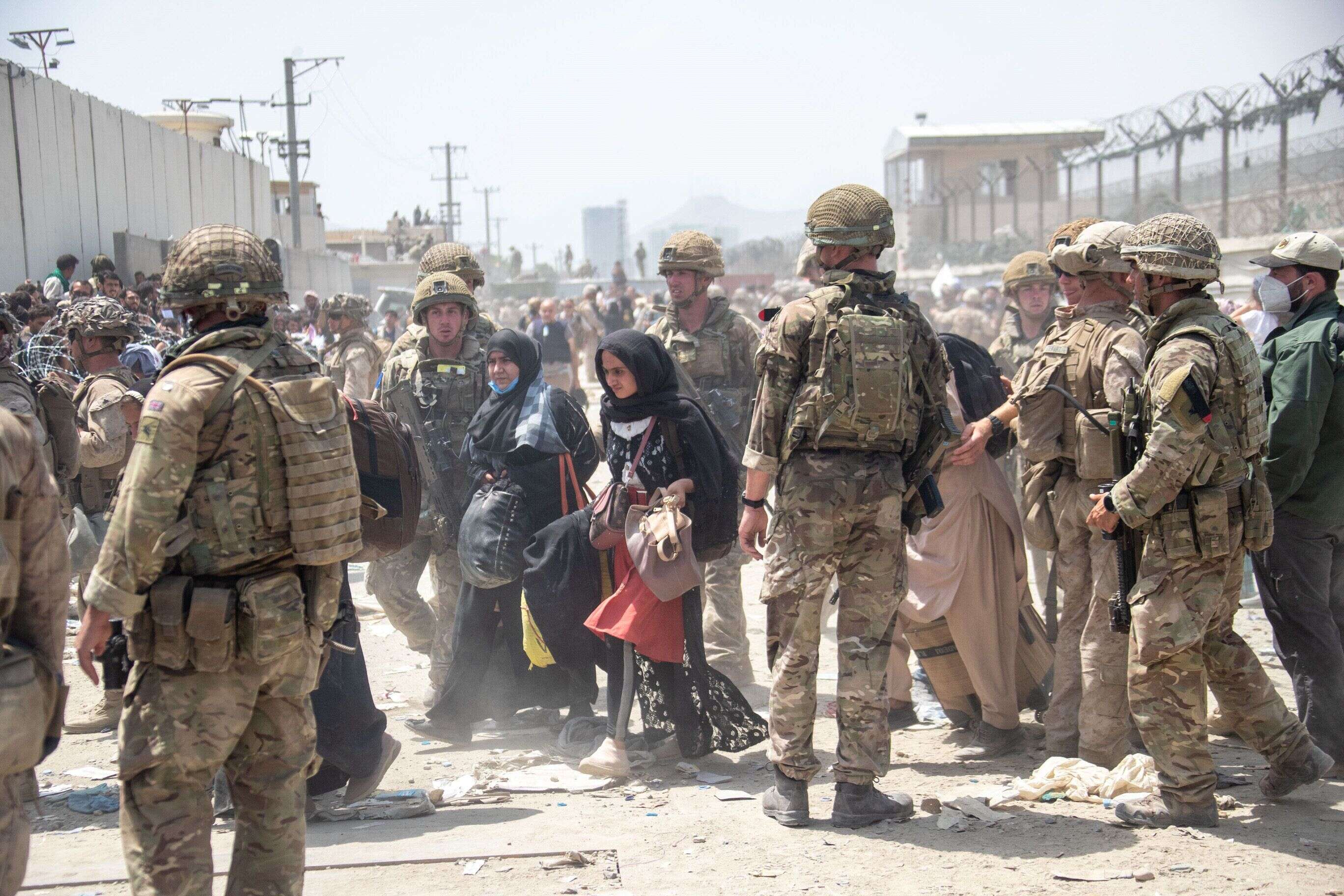 À Kaboul le 21 août, des soldats britanniques et américains évacuent des civils. (photo d'illustration par MoD Crown Copyright via Getty Images)