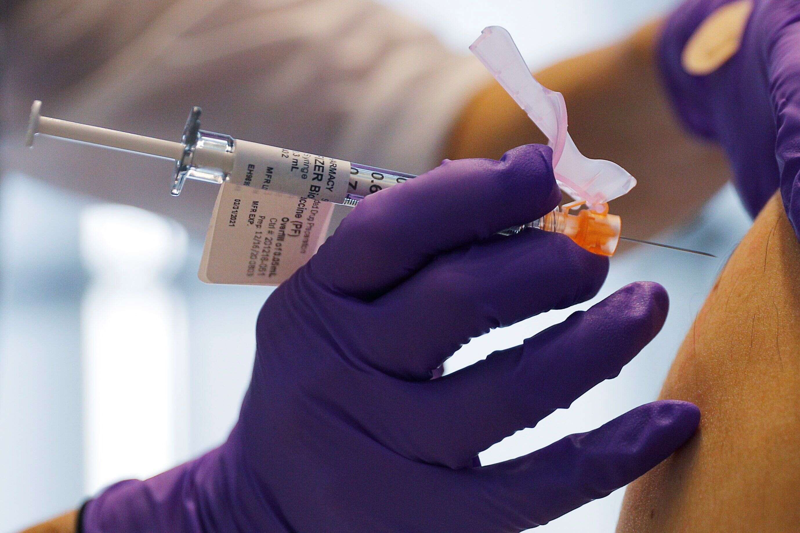 Un médecin recevant le vaccin Pfizer-BioNTech à Boston, aux Etats-Unis, le 16 décembre 2020.