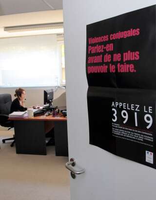 Une écoutante de la plate-forme téléphonique du 3919, numéro d'appel unique destiné aux femmes victimes de violences conjugales s'entretient avec une personne au téléphone, le 20 mai 2010 à Paris.