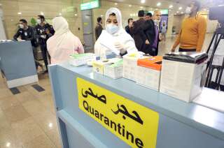 Des contrôles à l'aéroport du Caire en février 2020, en vue de détecter de possibles cas de coronavirus