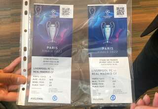 À gauche, un véritable billet de la finale de la Ligue des Champions opposant Liverpool au Real Madrid, et à droite un faux billet.