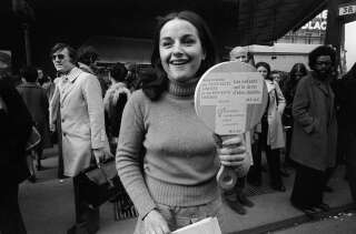 Une femme manifeste une raquette à la main, le 22 mars 1974 à Paris, au retour d'un séjour avec 40 autres femmes françaises à  Amsterdam, où elles ont avorté. Ces femmes revendiquent plus d'informations sur la contraception et le droit à l'avortement en France.