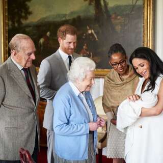 La photo officielle de la présentation du petit Archie Harrison Mountbatten-Windsor à la Reine d'Angleterre par le Prince Harry, son épouse Meghan Markle et la mère de cette dernière, Doria Ragland.
