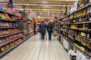 Plusieurs personnes font les courses dans un supermarché de Lille, dans le Nord de la France, le 30 novembre 2016.