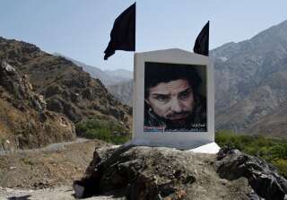 La vallée du Panshir a longtemps été défendue par l'emblématique commandant Massoud, dont le portrait figure ici entre deux crêtes montagneuses. C'est désormais son fils, Ahmad Massoud, qui mène la résistance contre les talibans (photo d'archive prise en septembre 2011, à l'occasion du 10e anniversaire de la mort de Massoud).