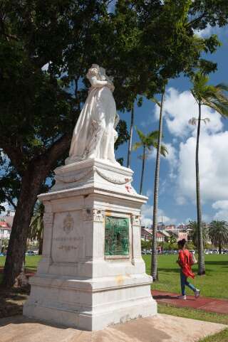 La statue de Joséphine de Beauharnais, décapitée, sur la Savane en Martinique (ici photographiée en janvier 2020) a depuis été complètement démolie.