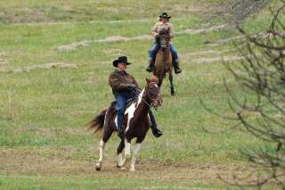 Roy Moore arrive à cheval pour voter dans l'Alabama, les fans d'équitation ne l'ont pas raté