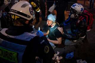 Des streets médics interviennent autour de Ameer Al Halbi, photographe syrien blessés lors de la manifestation contre la loi 