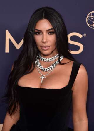 Dans la nuit du 2 au 3 octobre 2016, Kim Kardashian s'était faite braquer par cinq hommes à Paris. Dix personnes avaient été mises en examen.