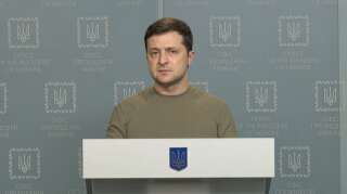 Le président ukrainien Volodymyr Zelensky lors d'une adresse vidéo publiée sur le compte de la présidence ukrainienne, le 24 février 2022.