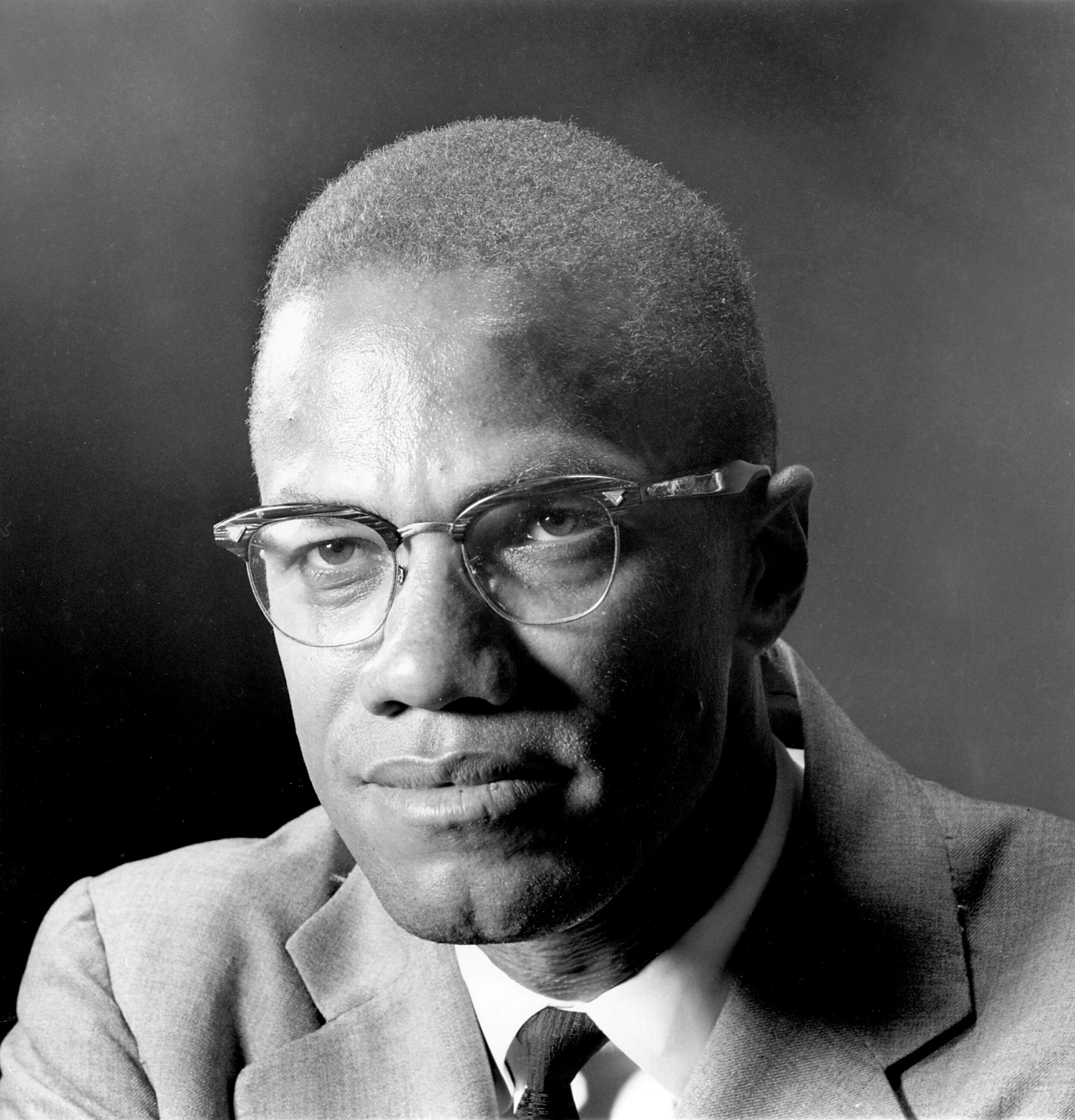 Malcolm X, ici lors d'une interview à New York aux États-Unis, le 5 mars 1964.