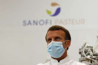 Le président Emmanuel Macron visite un laboratoire de développement industriel de l'usine Sanofi Pasteur de Marcy-l'Étoile, près de Lyon, dans l'unité de production de vaccins du groupe pharmaceutique français, le 16 juin 2020. (Photo by GONZALO FUENTES/POOL/AFP via Getty Images)