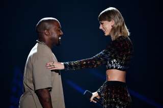 Taylor Swift et Kanye West sur la scène des Video Vanguard Award en 2015.