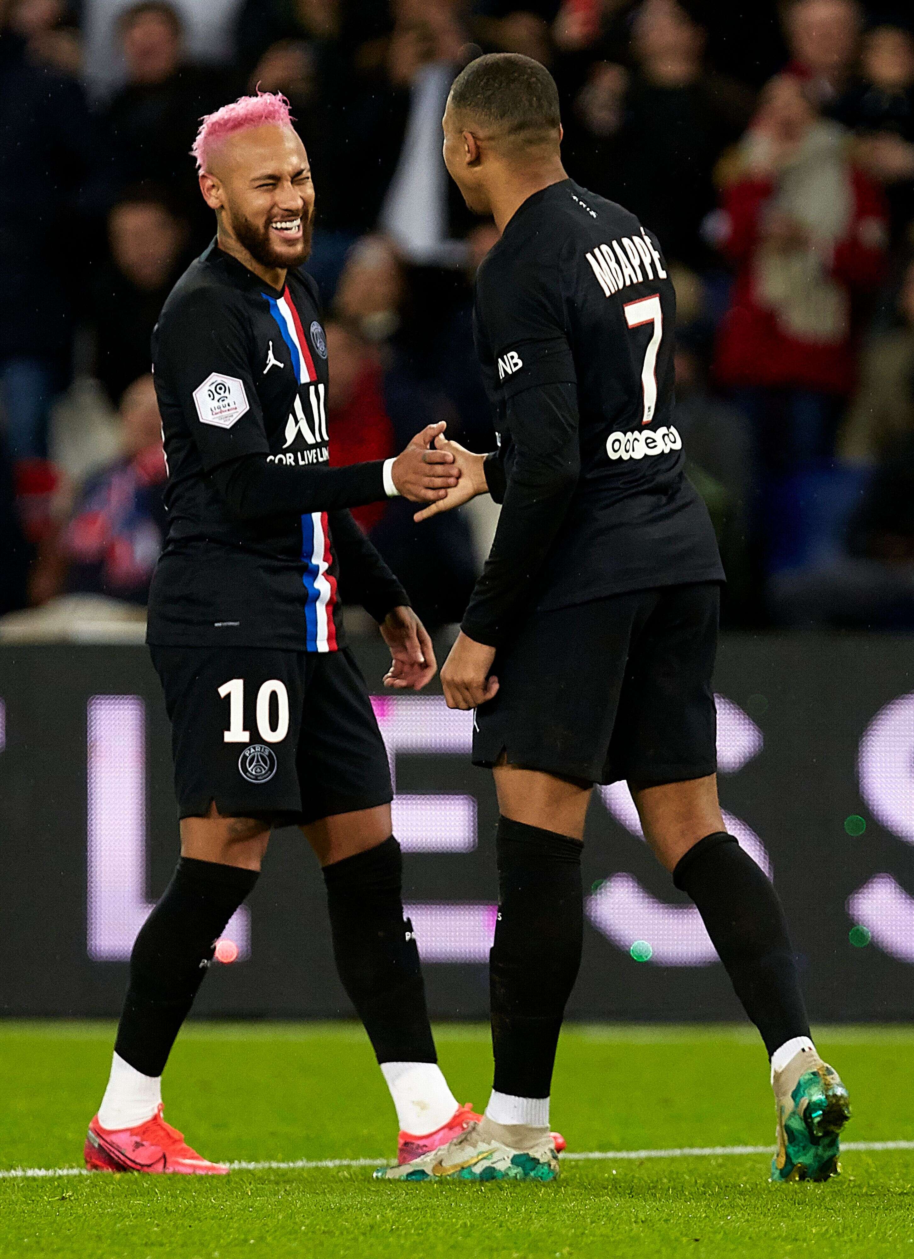Le Brésilien Neymar et le Français Kylian Mbappé, tous deux joueurs du Paris Saint-Germain, sont les deux footballeurs les mieux payés du championnat de France de Ligue 1.