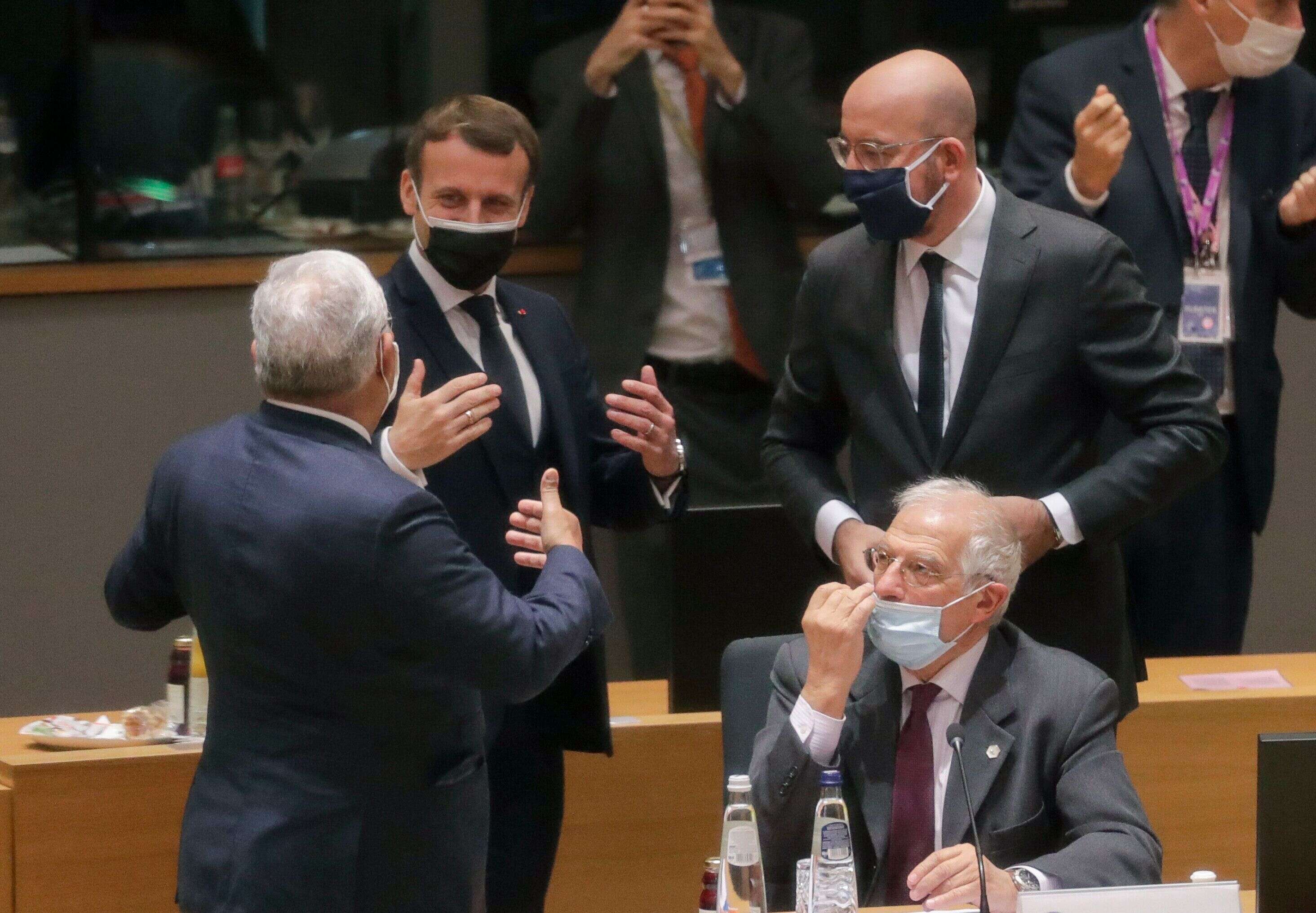 Emmanuel Macron, Charles Michel et Josep Borrell, ici au siège de l'UE à Bruxelles en Belgique, le 10 décembre 2020.