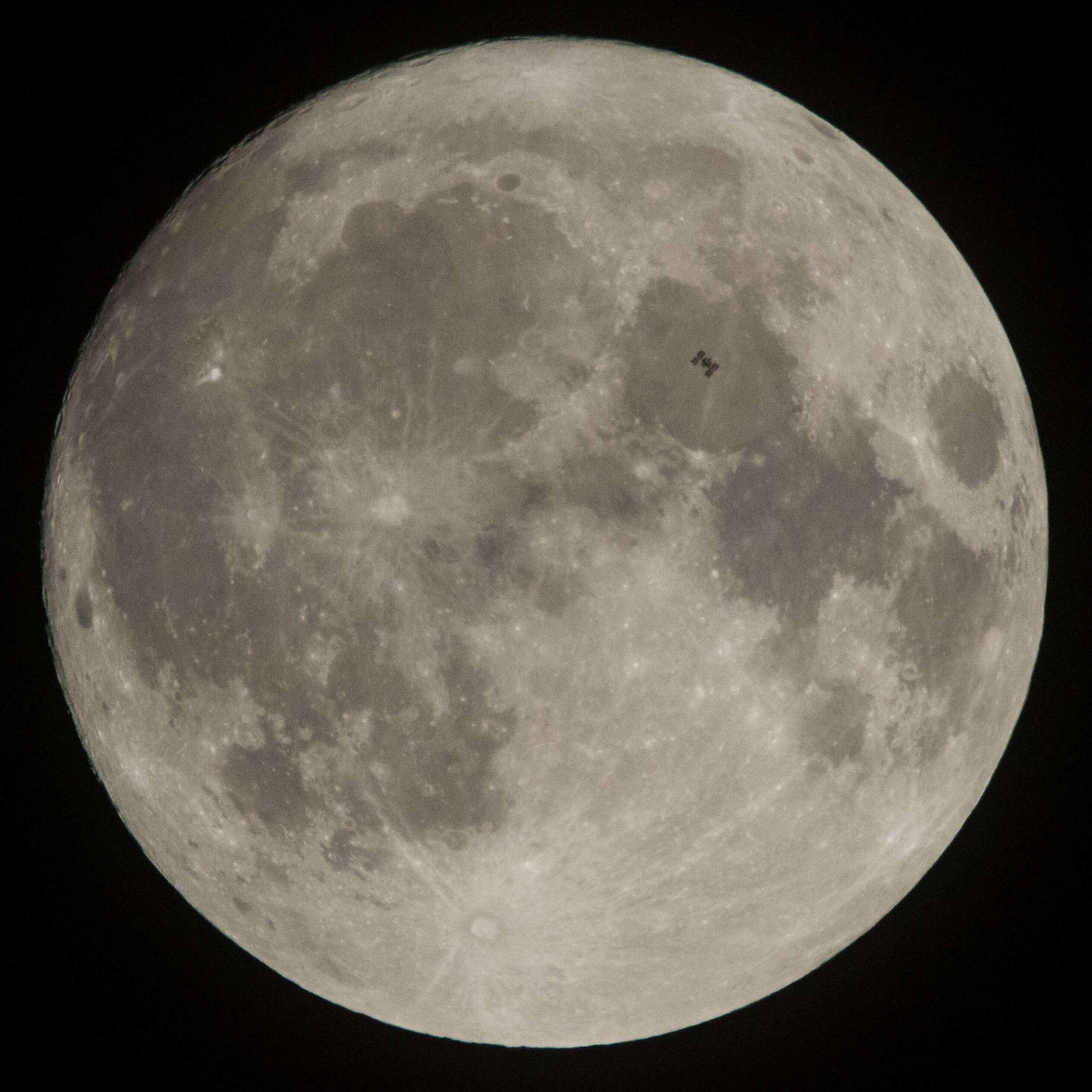 La silhouette de la Station spatiale internationale (ISS) passant devant la Lune en décembre 2017.