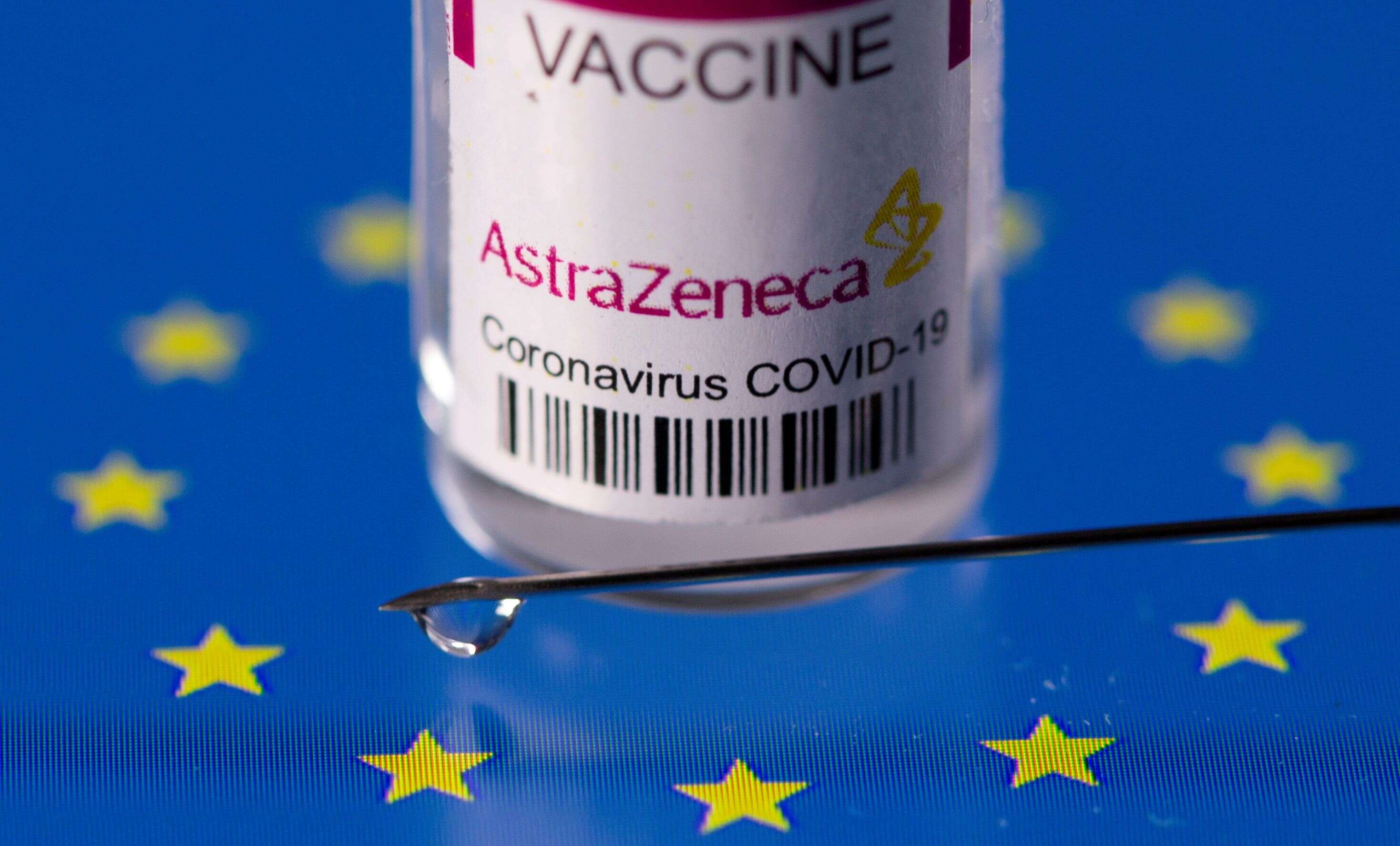 Une flacon de vaccin AstraZeneca contre le Covid-18 sur un drapeau de l'Union européenne, le 24 mars 2021