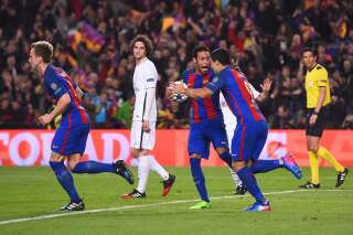 Neymar et Luis Suarez célèbrent un des 6 buts du FC Barcelone face au PSG, lors de la 