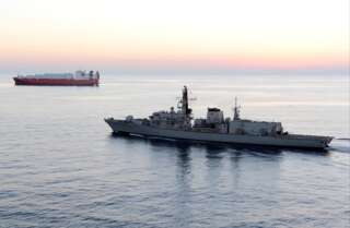 Photo d'illustration d'un navire britannique escortant un autre navire pour une mission en Syrie en 2014.