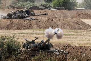 L'armée israélienne fait feu, du côté israélien de la frontière avec Gaza, ce dimanche 16 mai 2021.