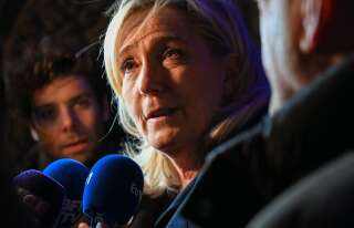 Marine Le Pen sur le marché de Noël d'Hénin-Beaumont le 11 décembre.