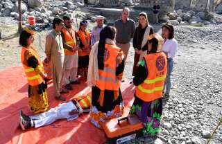 Le duc et la duchesse de Cambridge rencontrent des volontaires de l'ONG Acted à Chitral, au Pakistan, en octobre 2019.