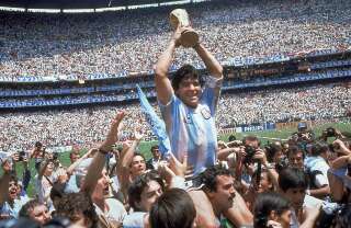 Diego Maradona, le 29 juin1986 porté en triomphe après la victoire 3-2 contre la République Fédérale Allemande à l'Atzeca Stadium de Mexico City.