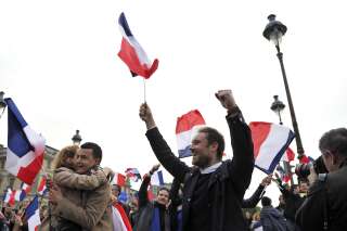 Des supporters d'Emmanuel Macron lors de sa victoire à l'élection présidentielle le 7 mai 2017, au Louvre à Paris. (Photo by Aurelien Meunier/Getty Images)
