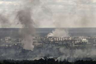 De la fumée s'élève dans le ciel de Severodonetsk, ville bombardée et lieu de combat entre les troupes ukrainiennes et russes dans la région du Donbass, le 7 juin 2022.