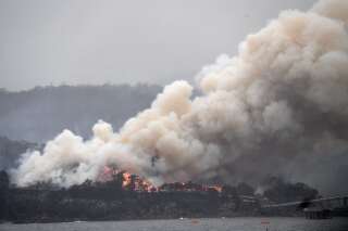Un énorme panache de fumée, lors d'un incendie à Eden en Nouvelle-Galles du Sud, en Australie