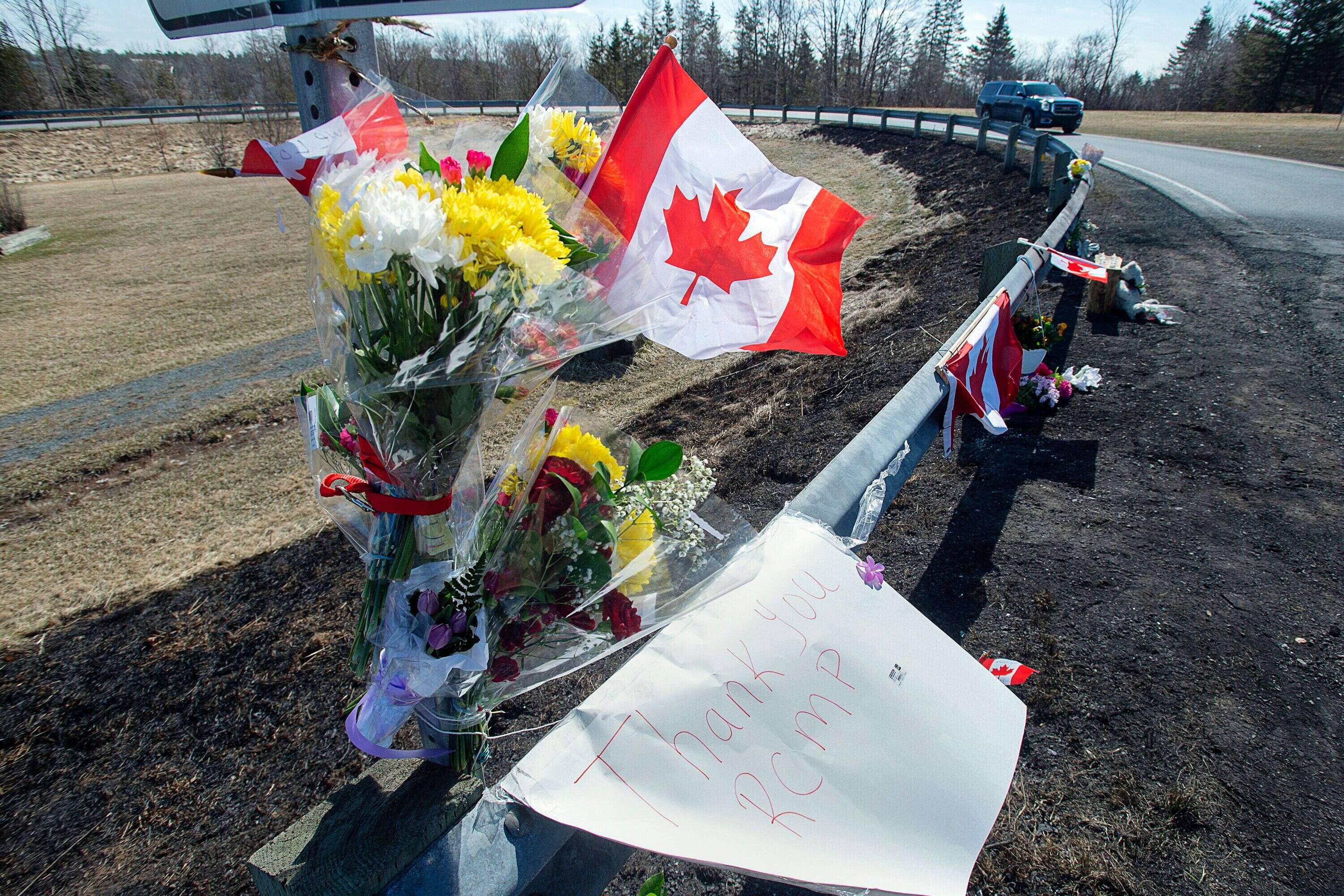 Un des nombreux endroits où les Canadiens rendent hommage aux victimes de la tuerie.