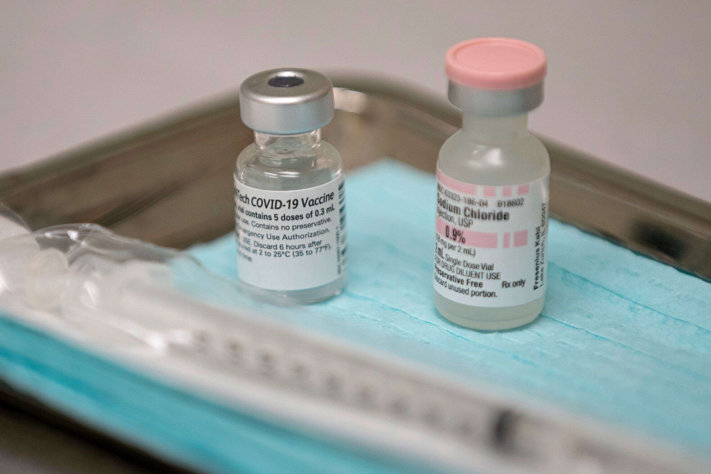 Des doses de vaccins contre le covid-19 le 16 décembre à Huntington aux États-Unis (Sholten Singer/The Herald-Dispatch via AP)