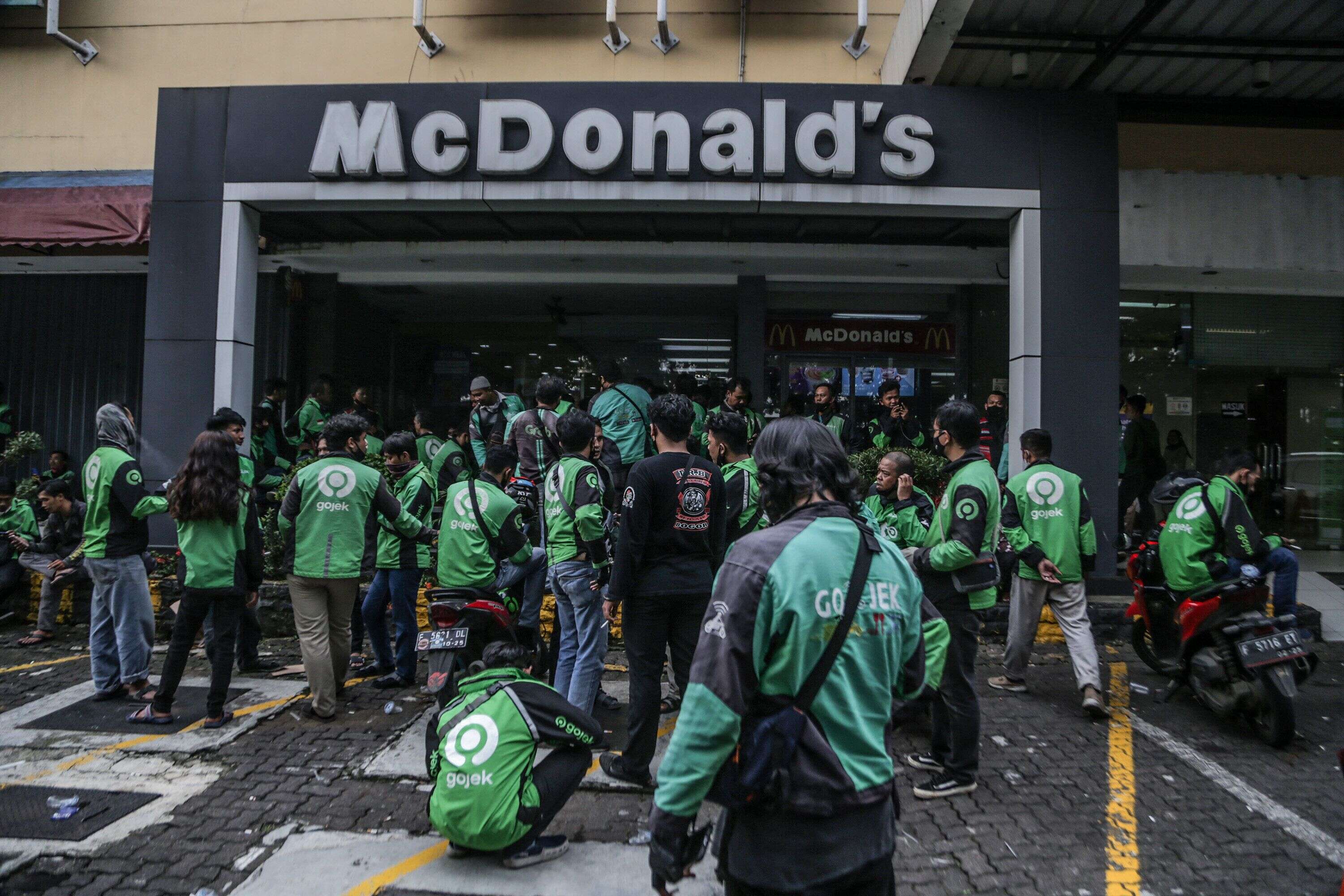L'affluence des livreurs indonésiens devant un Mcdonald's, le 9 juin 2021 à Bogor en Indonésie.