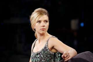 Scarlett Johansson se réfugie au poste de police pour échapper aux paparazzi