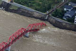 Une vue aérienne d'un pont endommagé surplombant la rivière Chikuma après le passage du typhon Hagibis à Ueda, le 13 octobre.